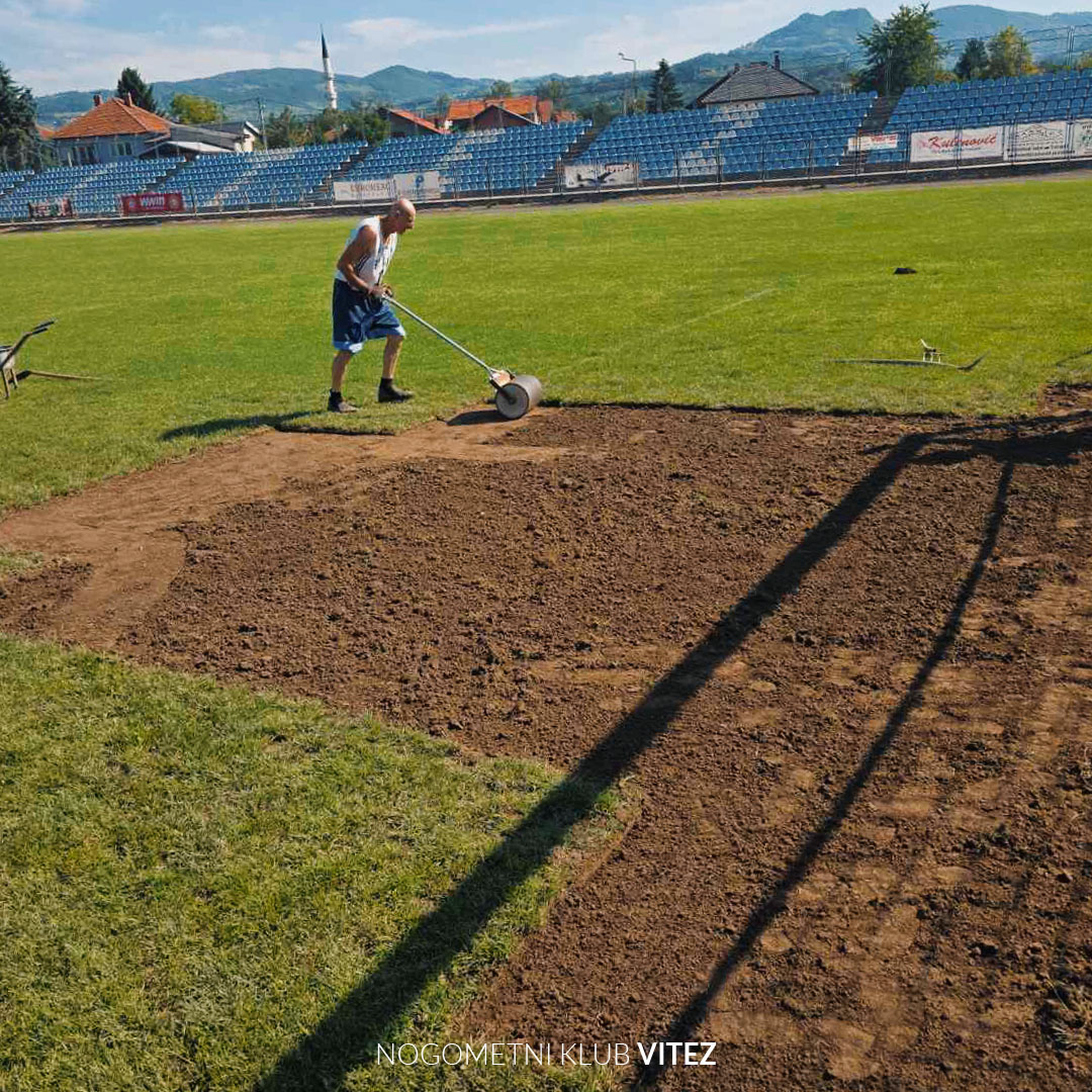 Radovi na travnjaku Gradskog stadiona u Vitezu